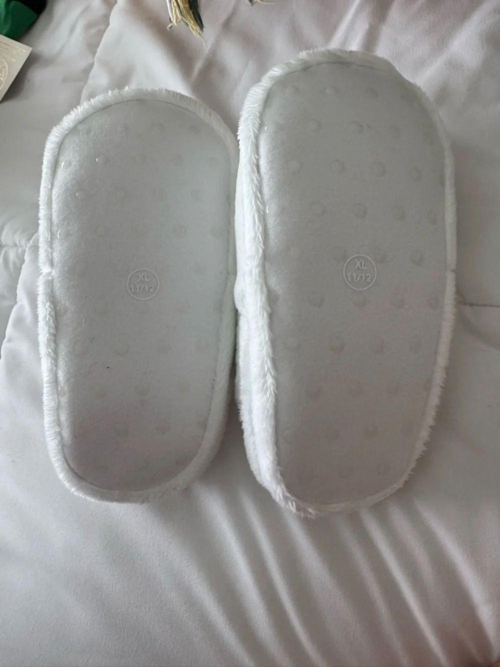 Target wondershop slippers(size 11T-12T)